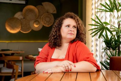 Notícia: Vencedora do prêmio Jabuti, a escritora Socorro Acioli participa do último dia da Feira do Livro, nesta sexta-feira, 22